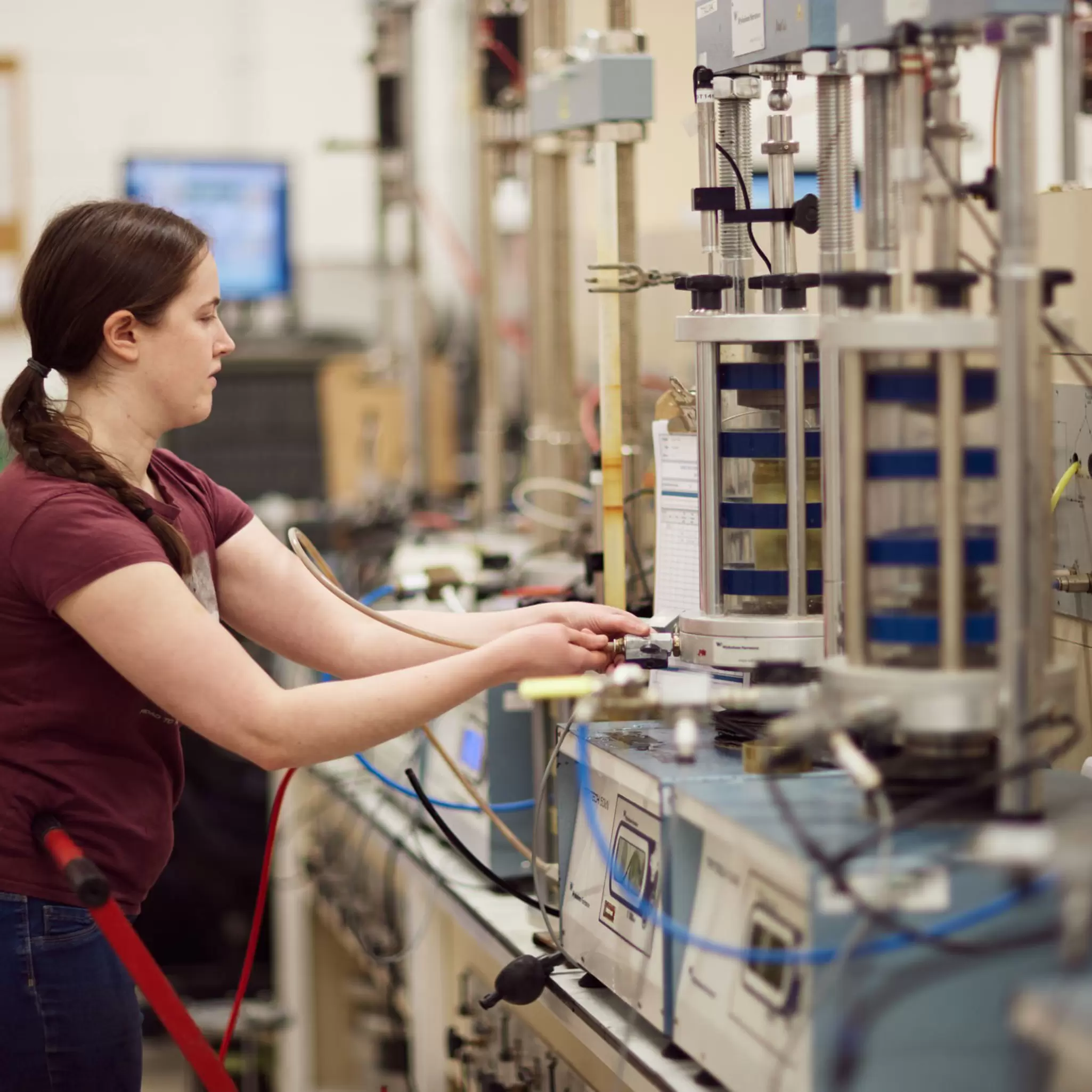 Employee in advanced geotechnical laboratory 04.jpg
