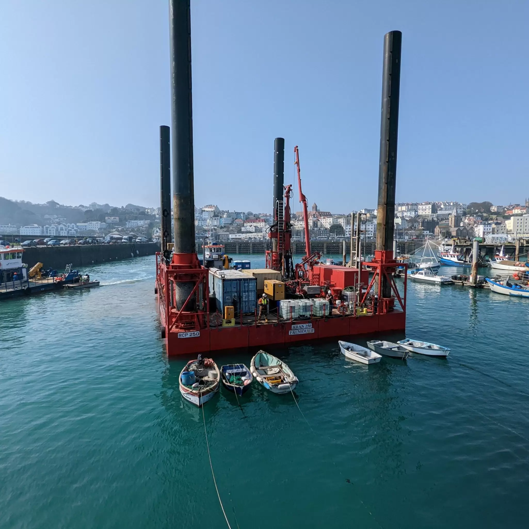 Aran 250 jack-up barge in Guernsey 04.jpg