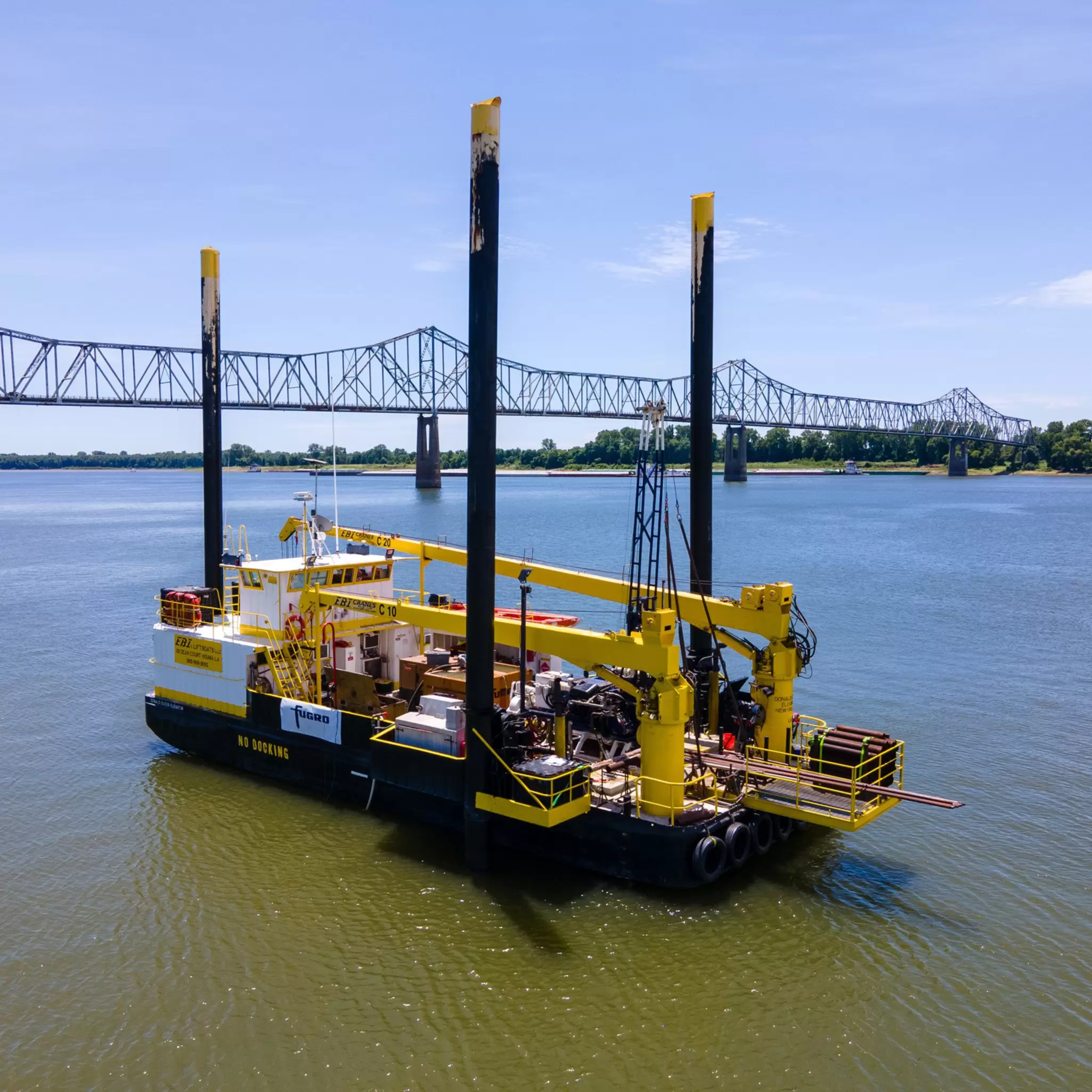 Lift boat on Mississippi River 02.jpg