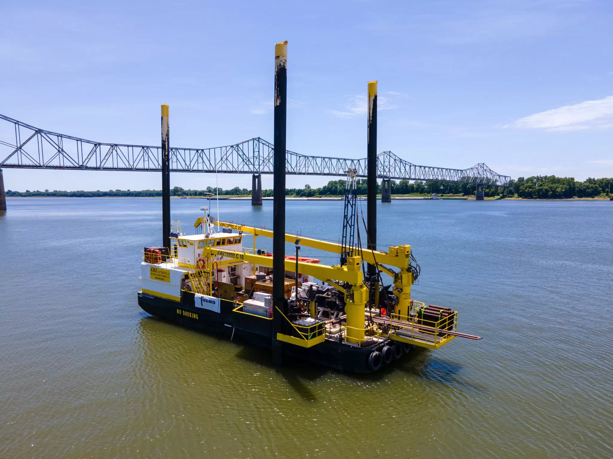 Lift boat on Mississippi River 02.jpg