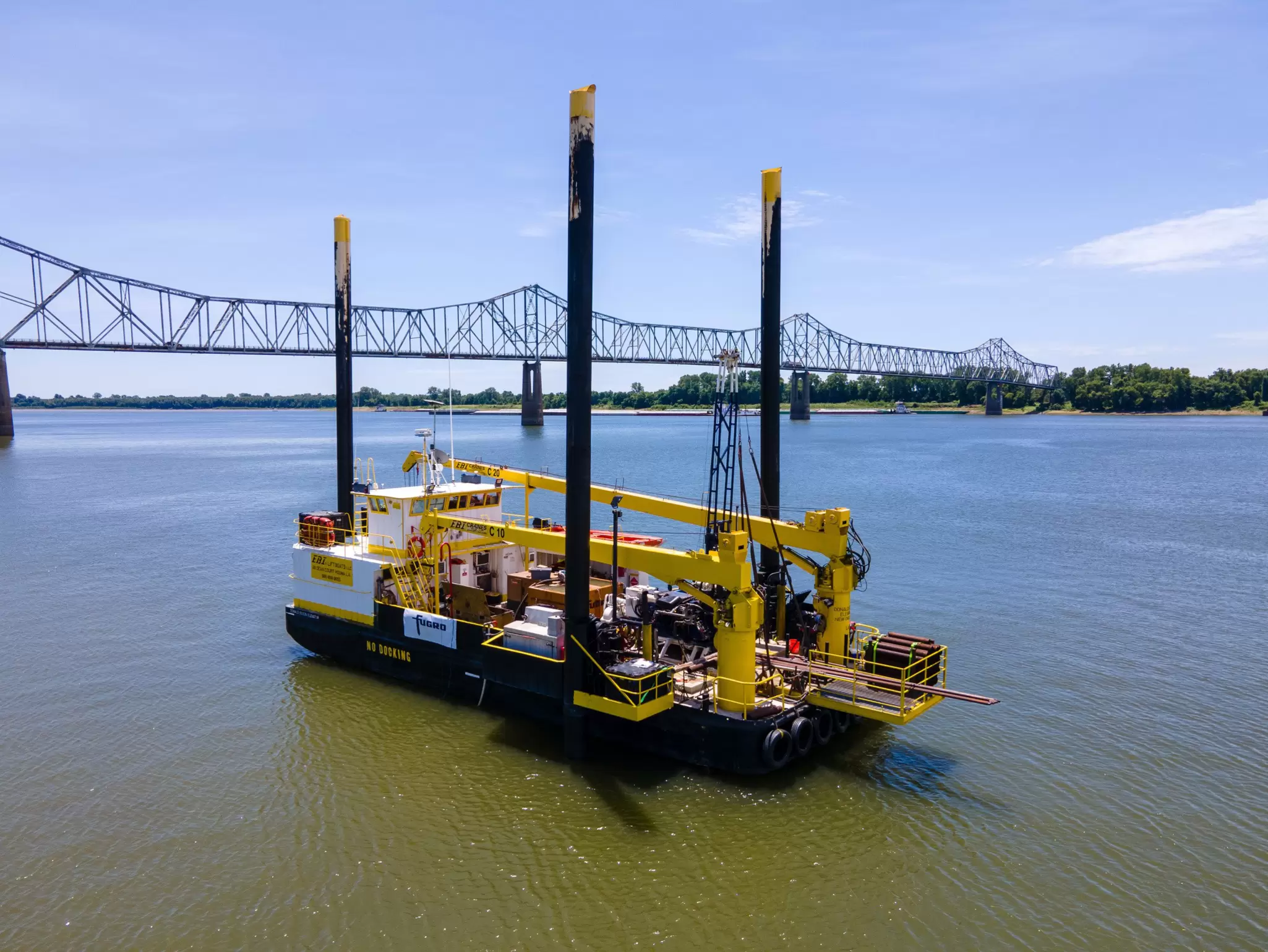 Lift boat on Mississippi River 02.jpg