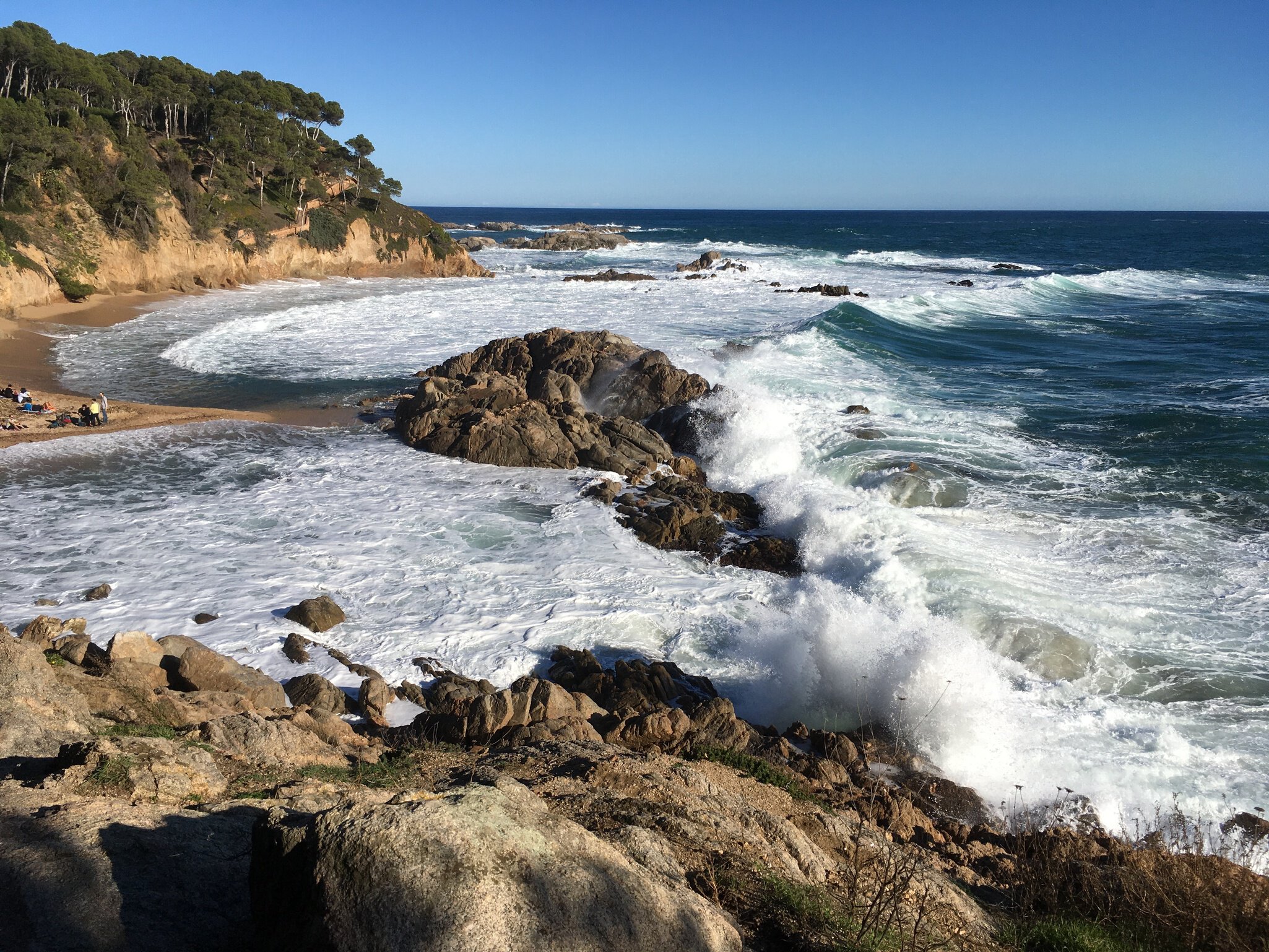 Dynamic coastal environment with waves crashing
