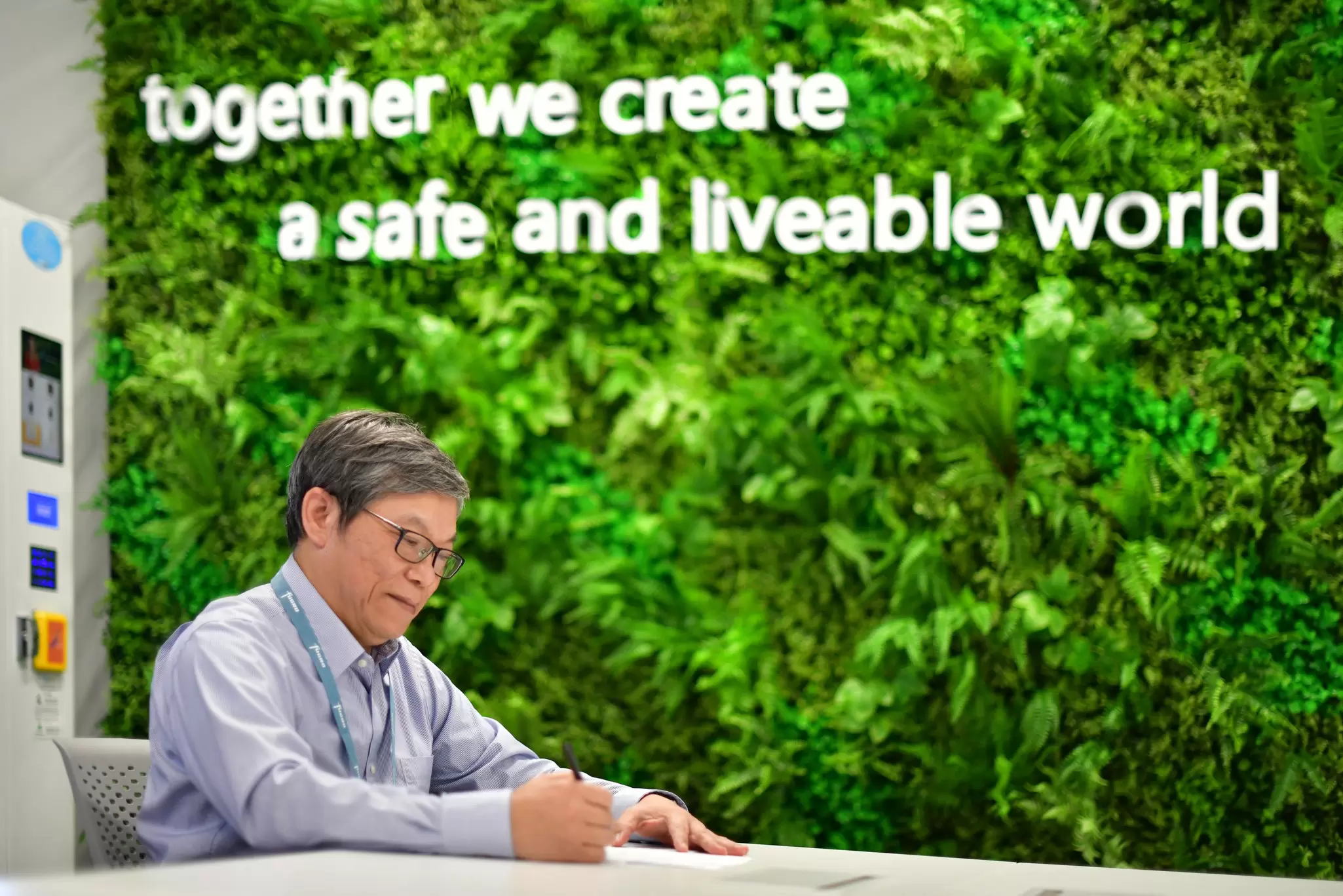 Employees in Hong Kong office 28.JPG