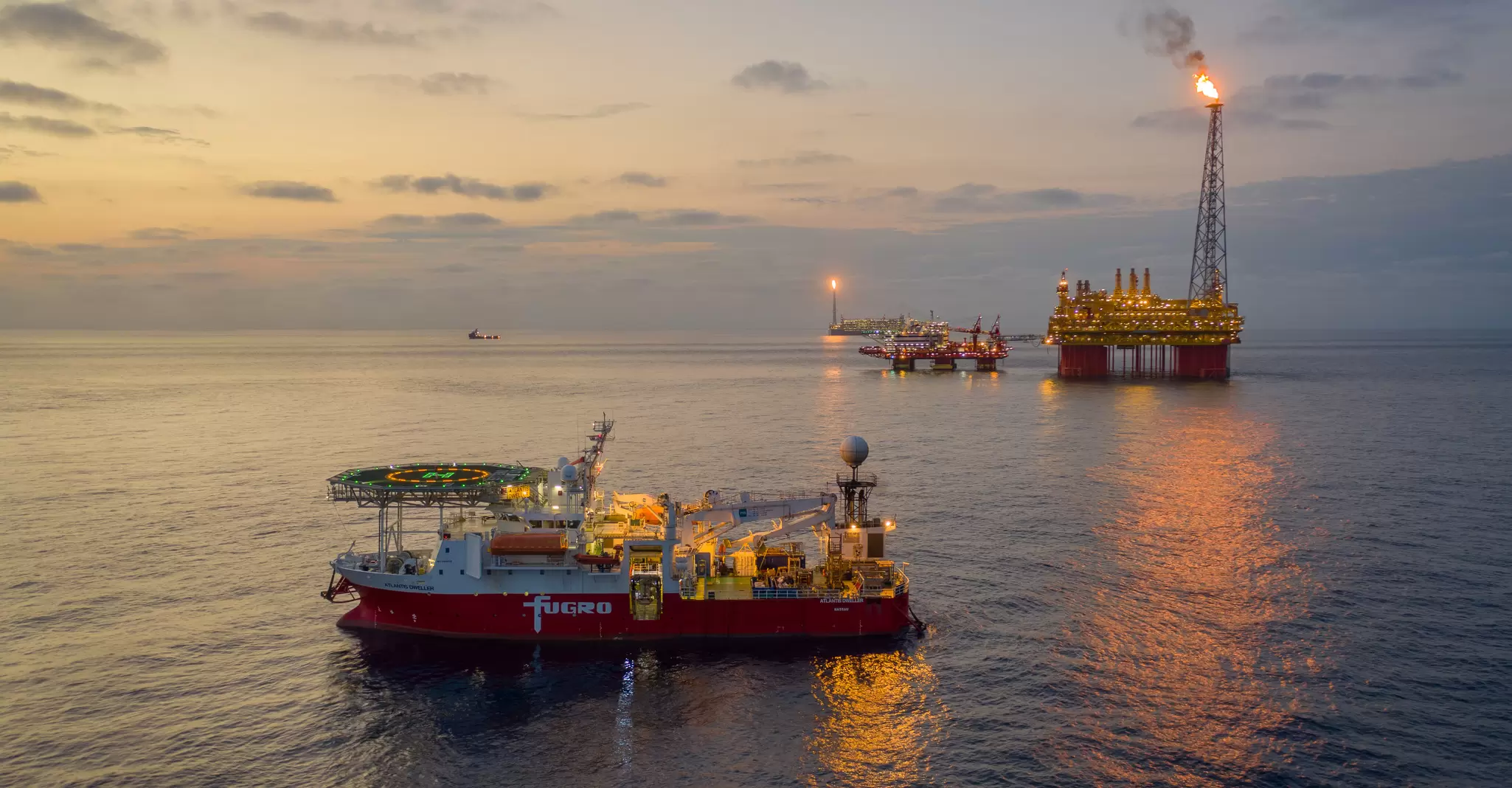 Atlantis Dweller with oil rigs in background 01.jpg