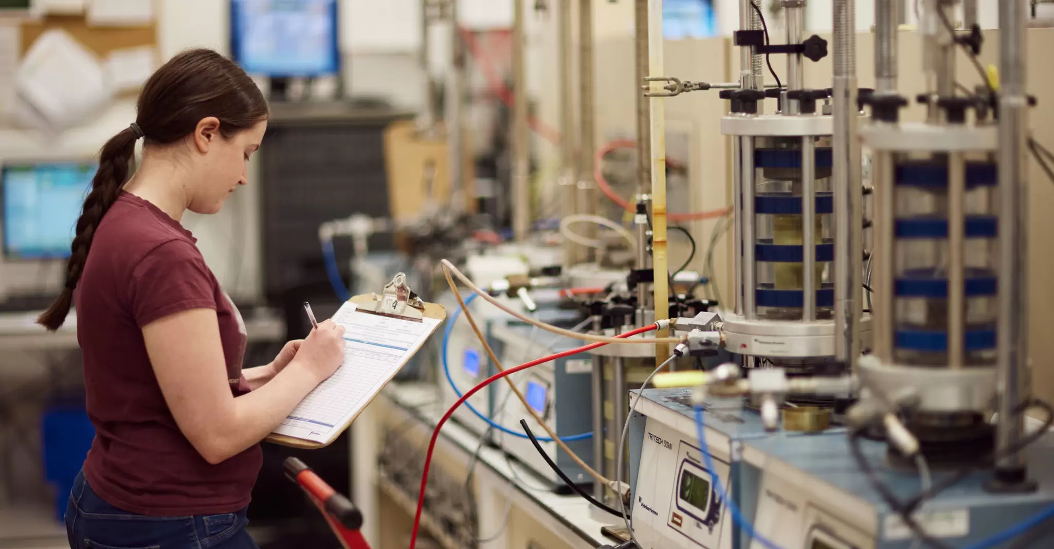 Employee in advanced geotechnical laboratory 05.jpg
