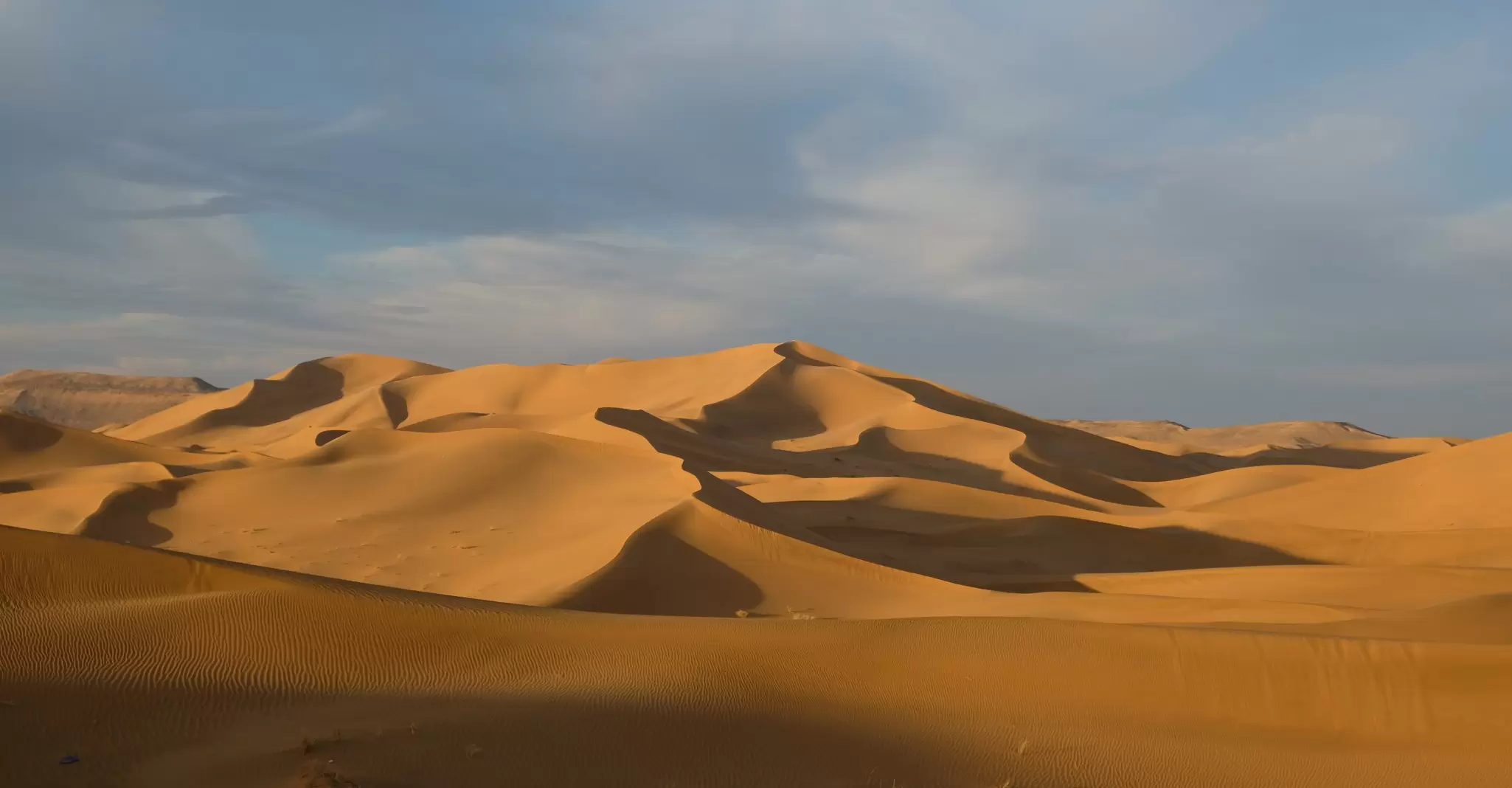 Sand dune in Saudi Arabia desert.jpg