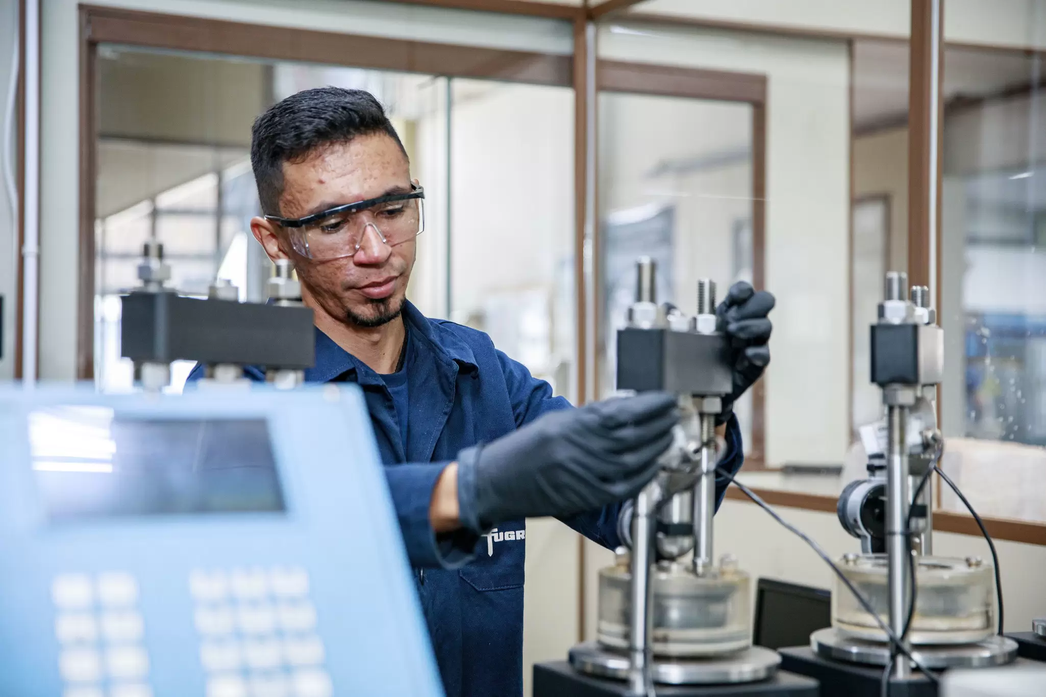 Employee In Brazil geotechnical laboratory 14.jpg