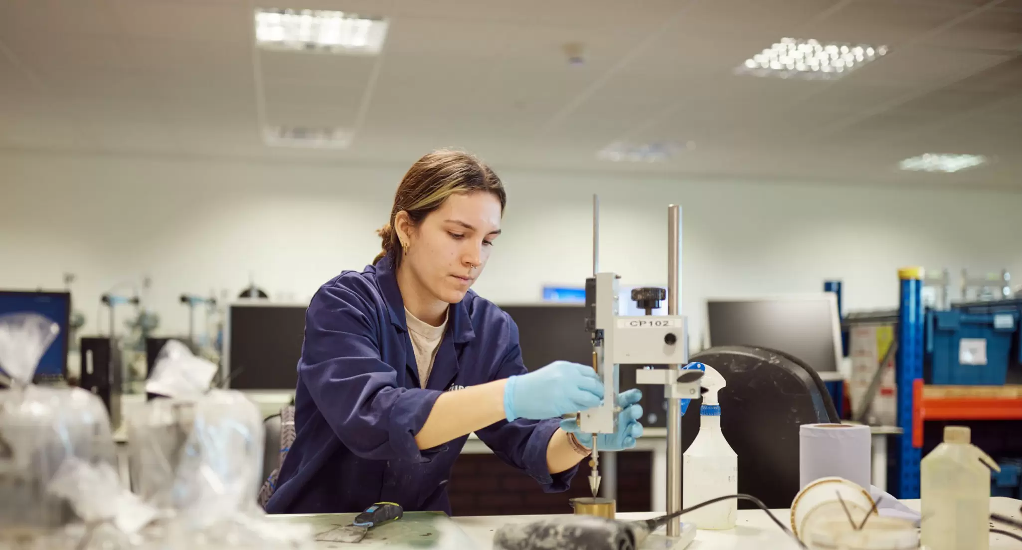 Employee in standard geotechnical laboratory 03.jpg