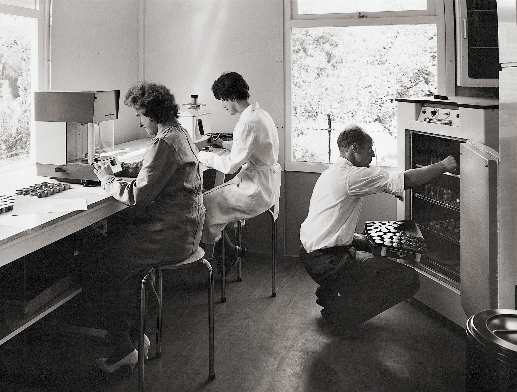 Astrid Mohr, Jeanette Visser and Herman Zuidberg in the new laboratory in the back garden of the Voorburgseweg. 
Images from Fugro 40 year anniversary book page 29