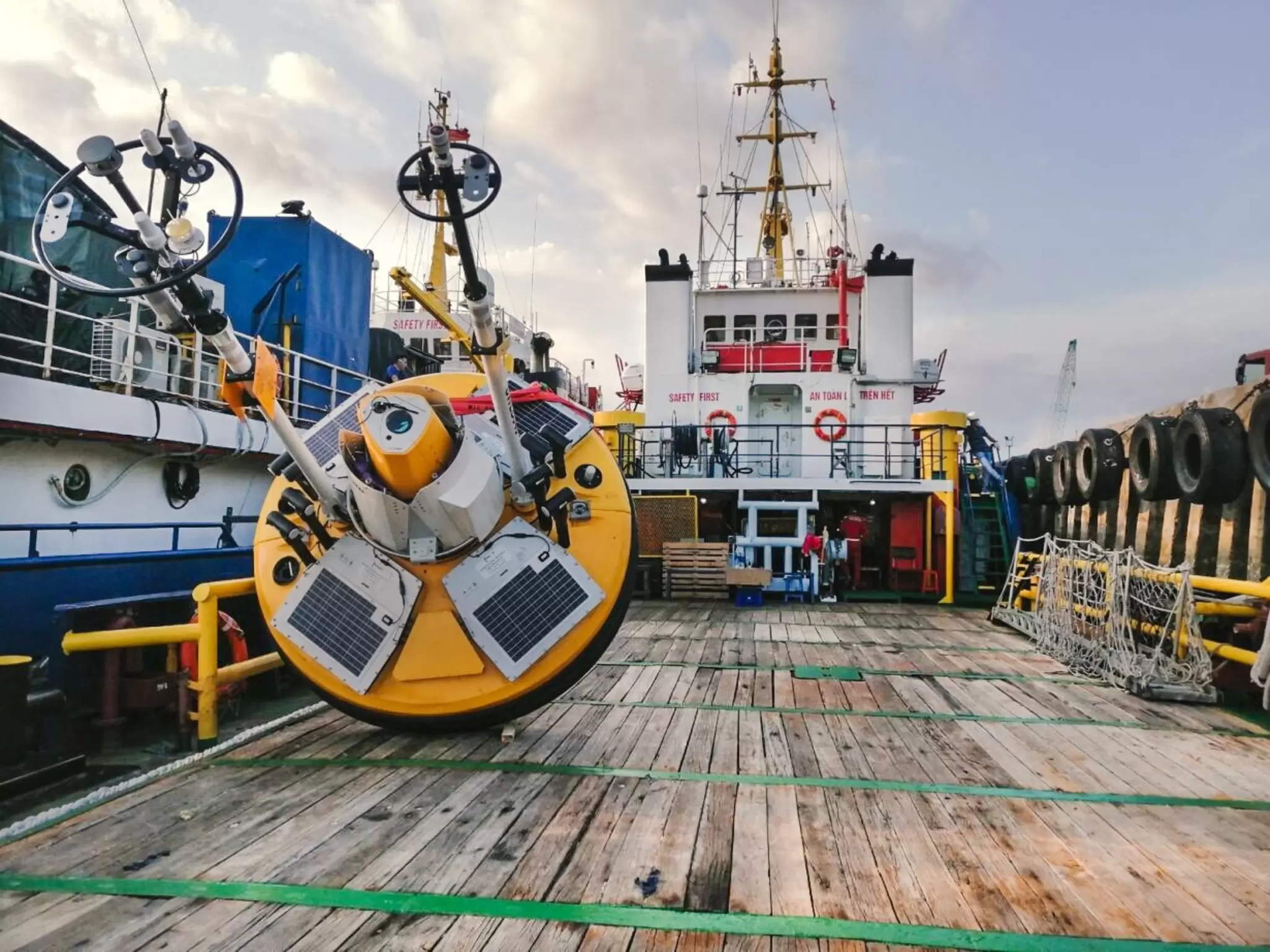 Lidar buoy on vietnam vessel.png