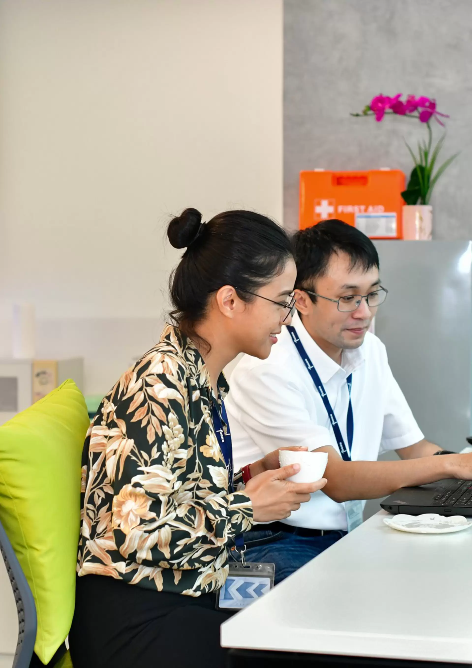 Employees in Hong Kong office 13.JPG